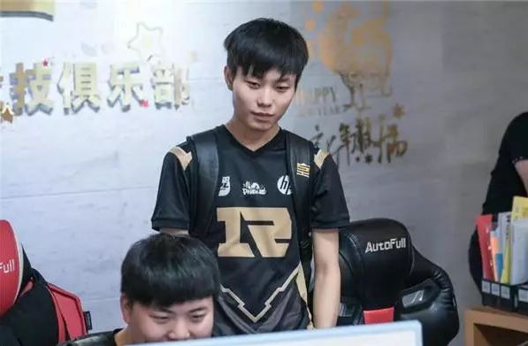 拒绝加时！卢卡库抗住防守球员抽射破门，本场比赛已完成双响.