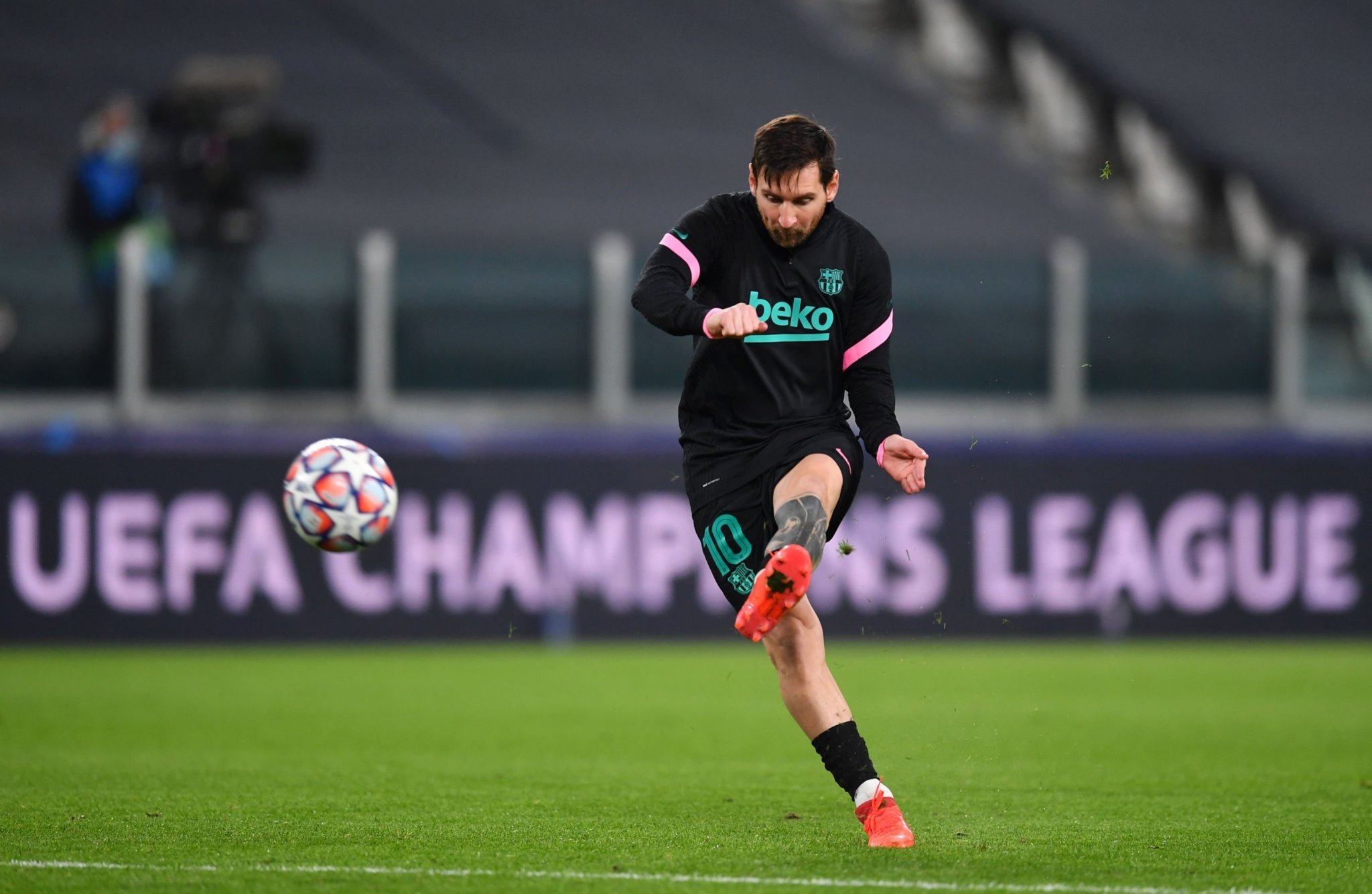 于球队保持 于球队保持