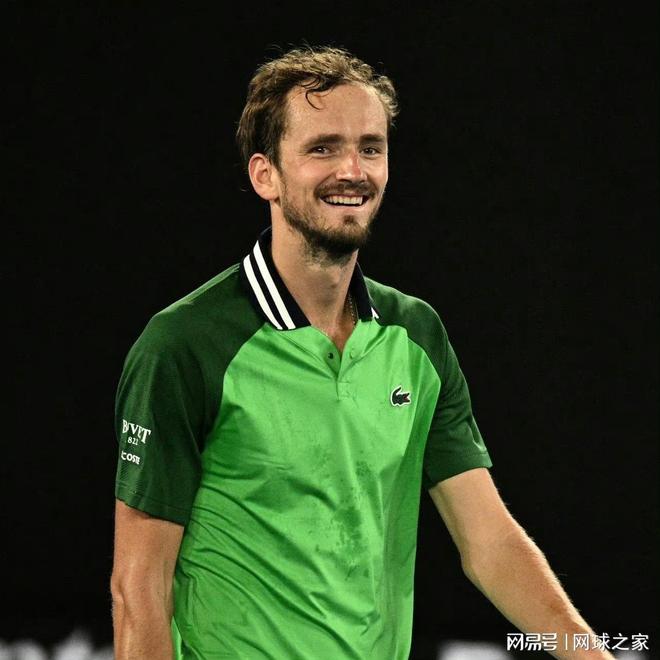 球员倒地救球拼劲十足